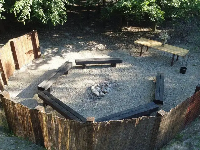 Palenisko otoczone drewnianymi ławami