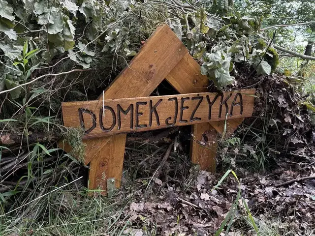 Drewniana tabliczka „Domek jeżyka” na terenie Weles