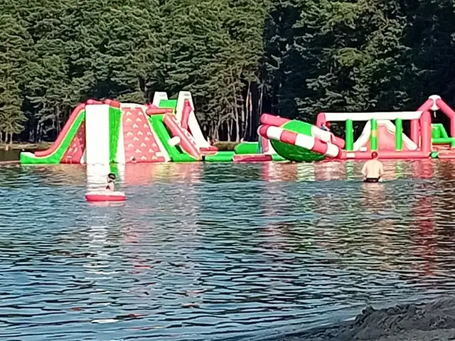 Plaża i wodny plac zabaw nad jeziorem w okolicy Weles