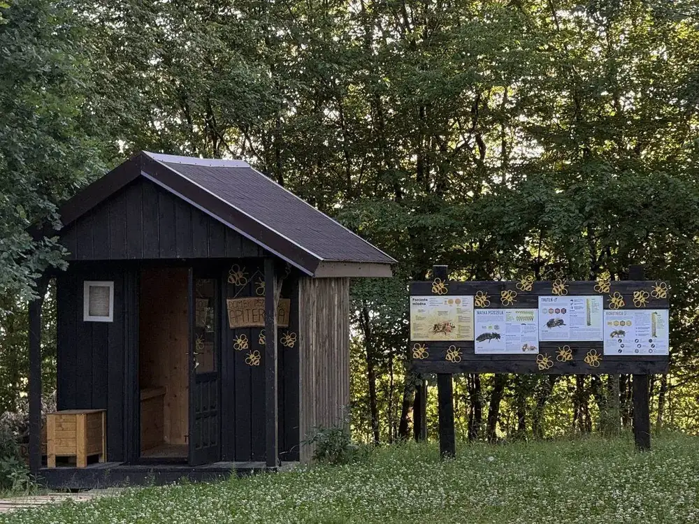 Domek apiterapii z tablicami edukacyjnymi o pszczołach